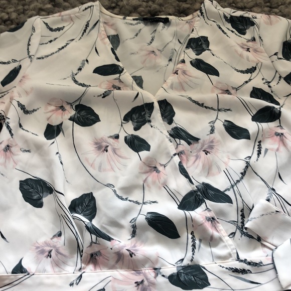 Beautiful floral top from Dynamite - Picture 2 of 8